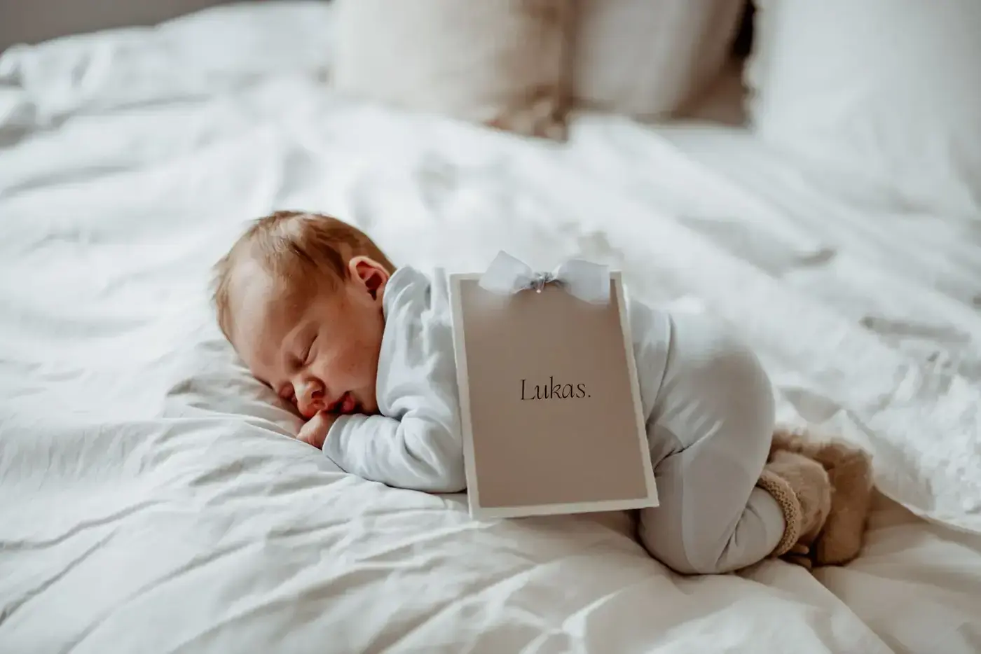 Lukas met gelaagd papier en babyblauw lint