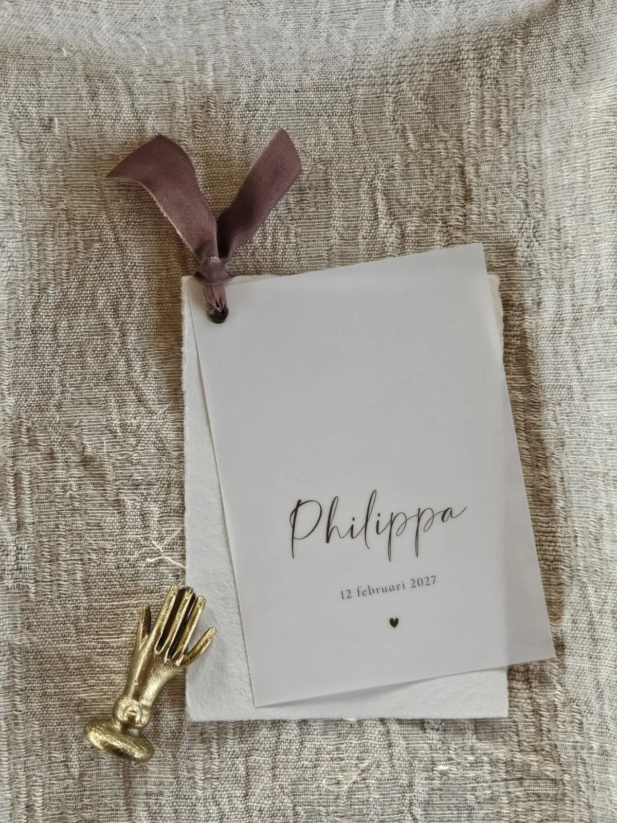 Gelaagd geboortekaartje Philippa van handgeschept papier en kalkpapier met bruin zijden lint